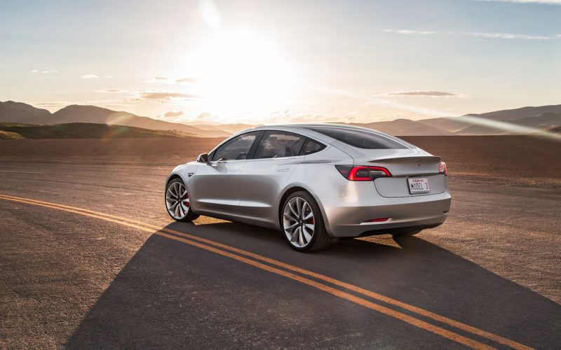 特斯拉Model 3高清官图公布:设计极简 配15英寸大号iPad插图2
